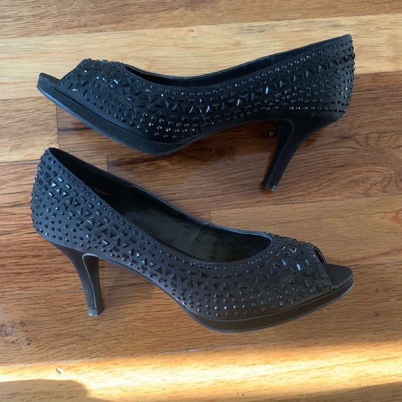 Kelly & Katie Black Peep-Toe Heels - Picture 2 of 3